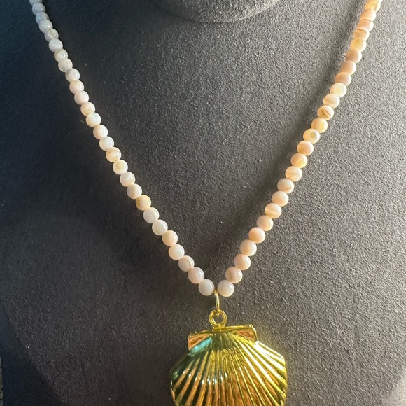 Light Pink Shell Beaded Necklace with Plastic Gold Tone Shell Locket Pendant - Picture 13 of 13